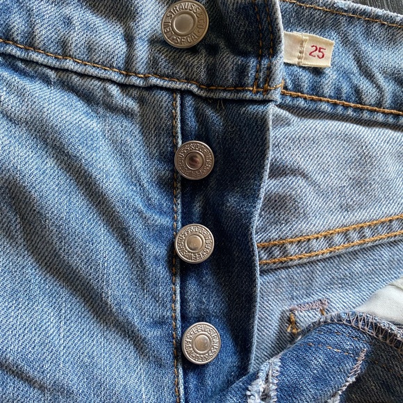 Levi’s iconic “the wedgie” shorts - Picture 6 of 8